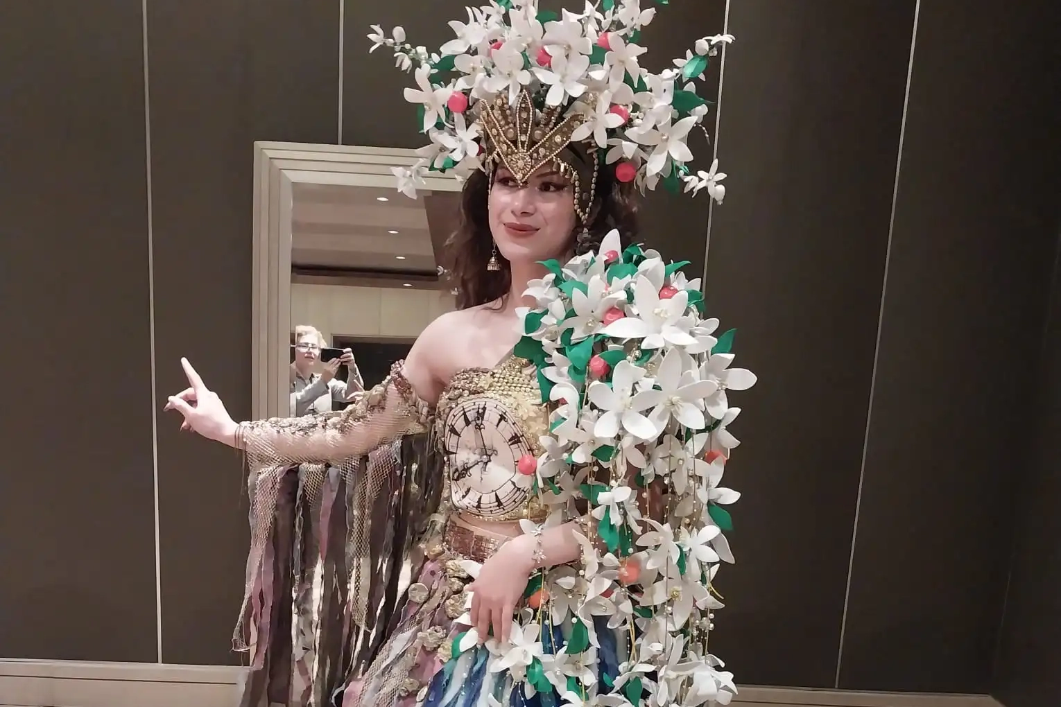 Adana’da Uzunköprü rüzgarı… Moda tasarımcısı Güzin Vardar Türkiye birincisi oldu