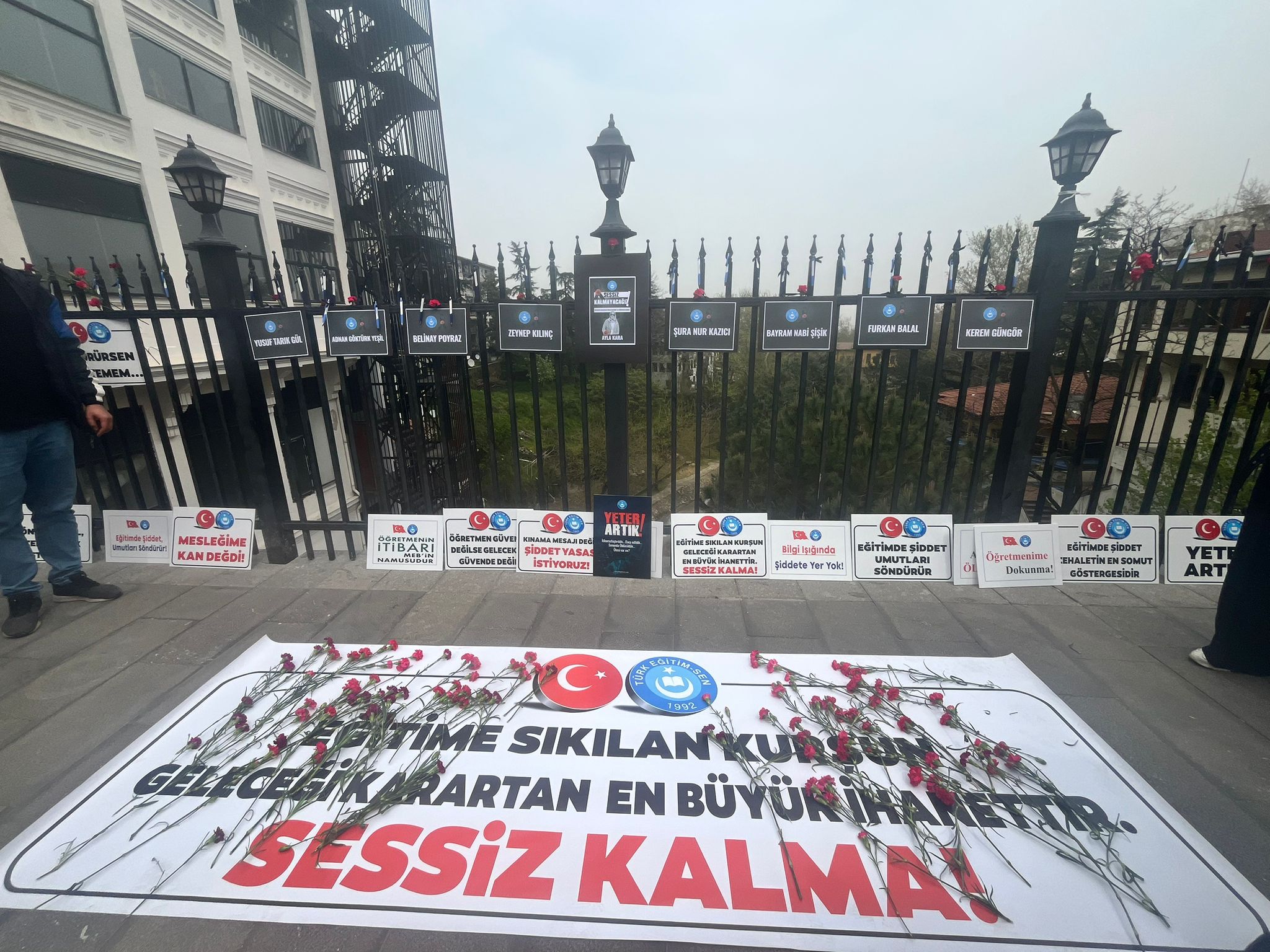 Kalemler Konuşuyor, Karanfiller Ağlıyor…