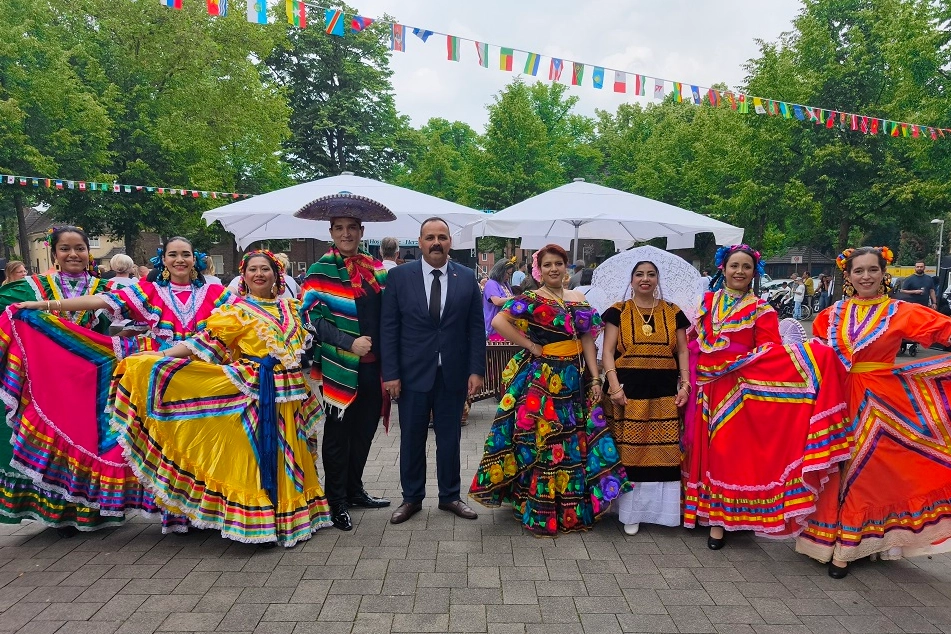 Almanya Dinslaken’de binlerce kişi geleneksel kutlamada buluştu