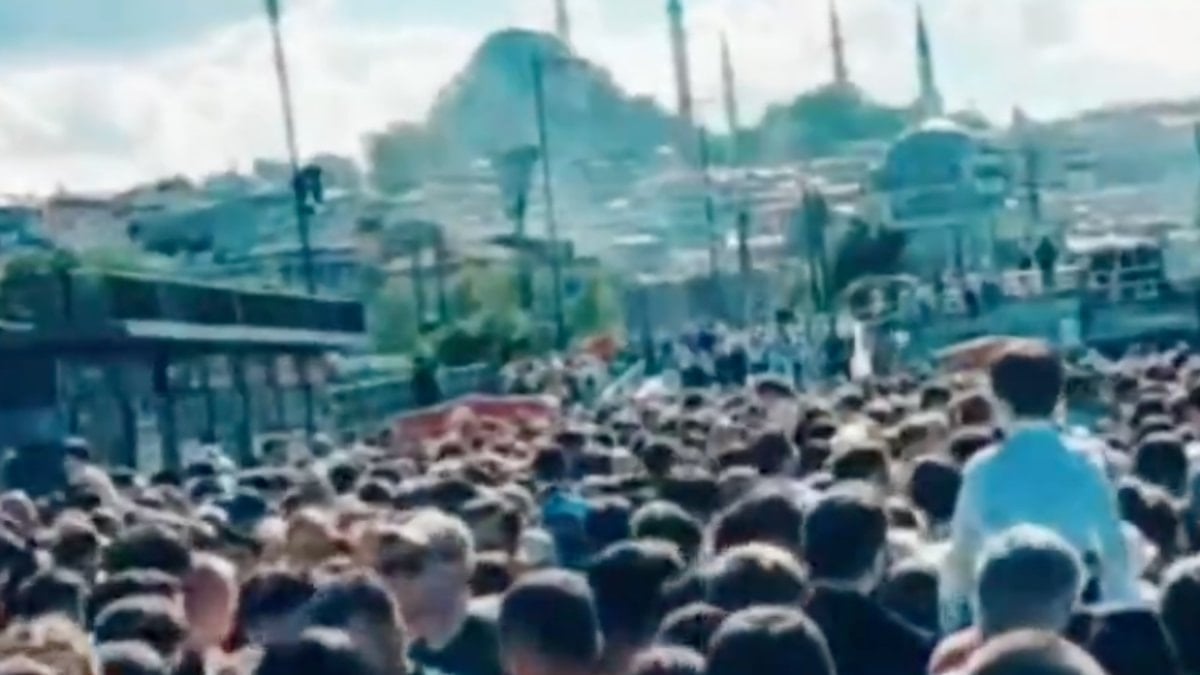 Eminönü’nde Yoğun Vapur ve Yaya Hareketliliği