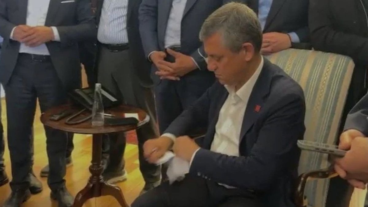 Özgür Özel Tebligatı Yırttı