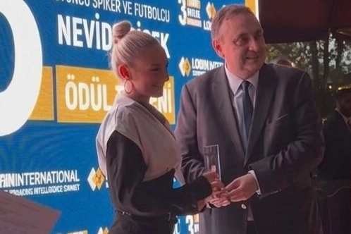 Yılın ilham veren kadın futbolcusu ödülü Nevide Çiçek’e verildi