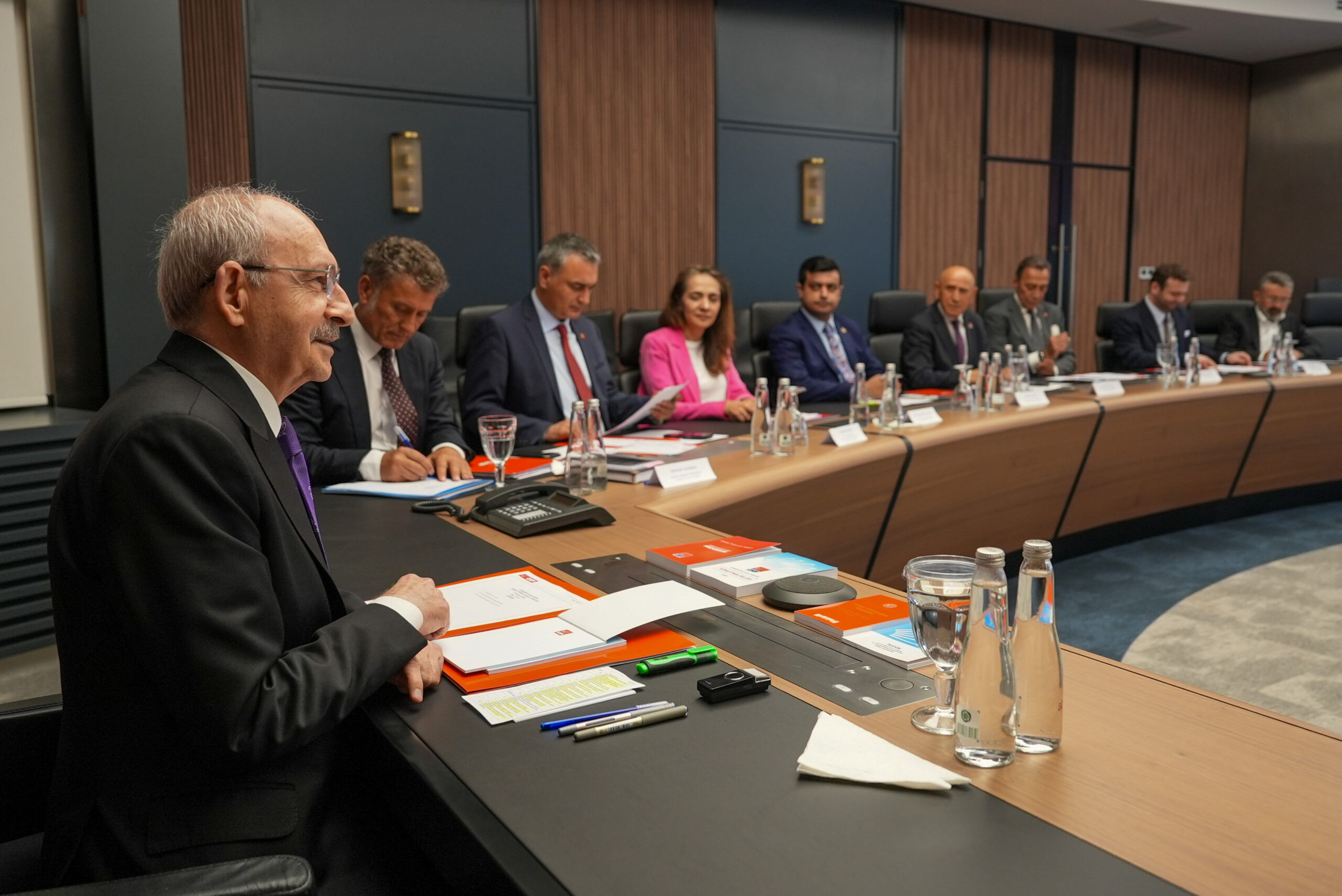 CHP’de MYK Toplantısı ve Kurultay Çekişmesi