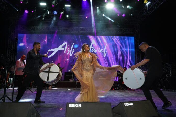 ASLI HÜNEL’DEN AÇIKHAVA’DA MÜZİK ZİYAFETİ