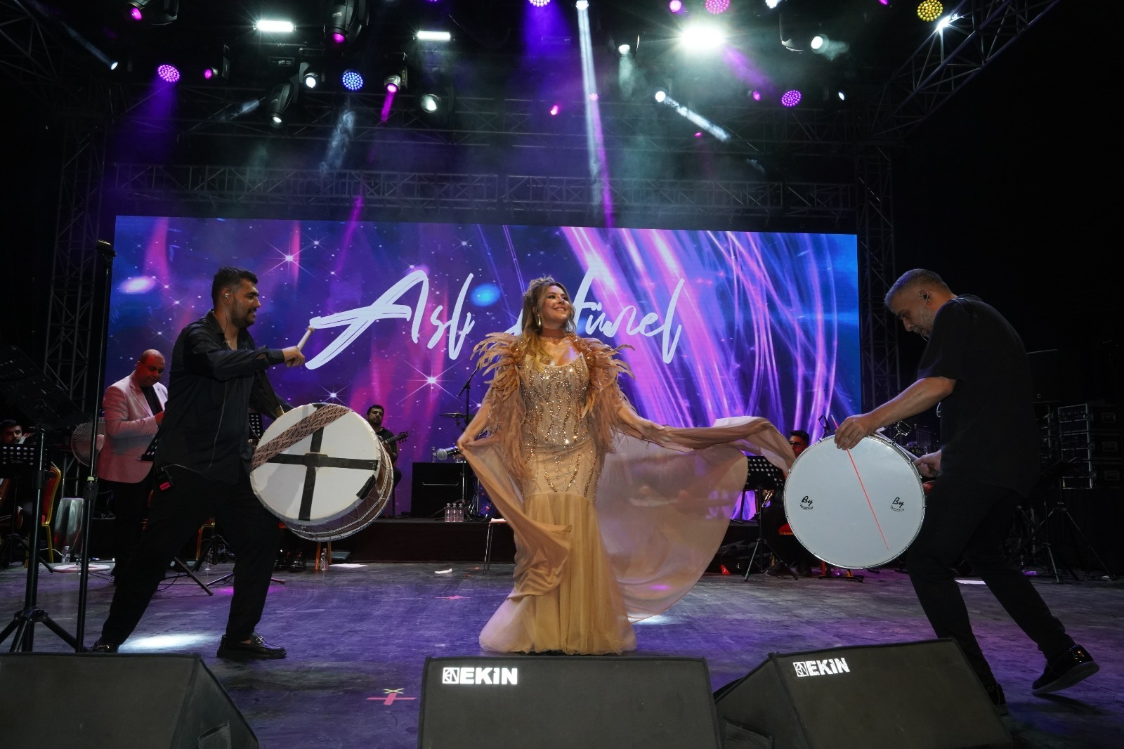 ASLI HÜNEL’DEN AÇIKHAVA’DA MÜZİK ZİYAFETİ
