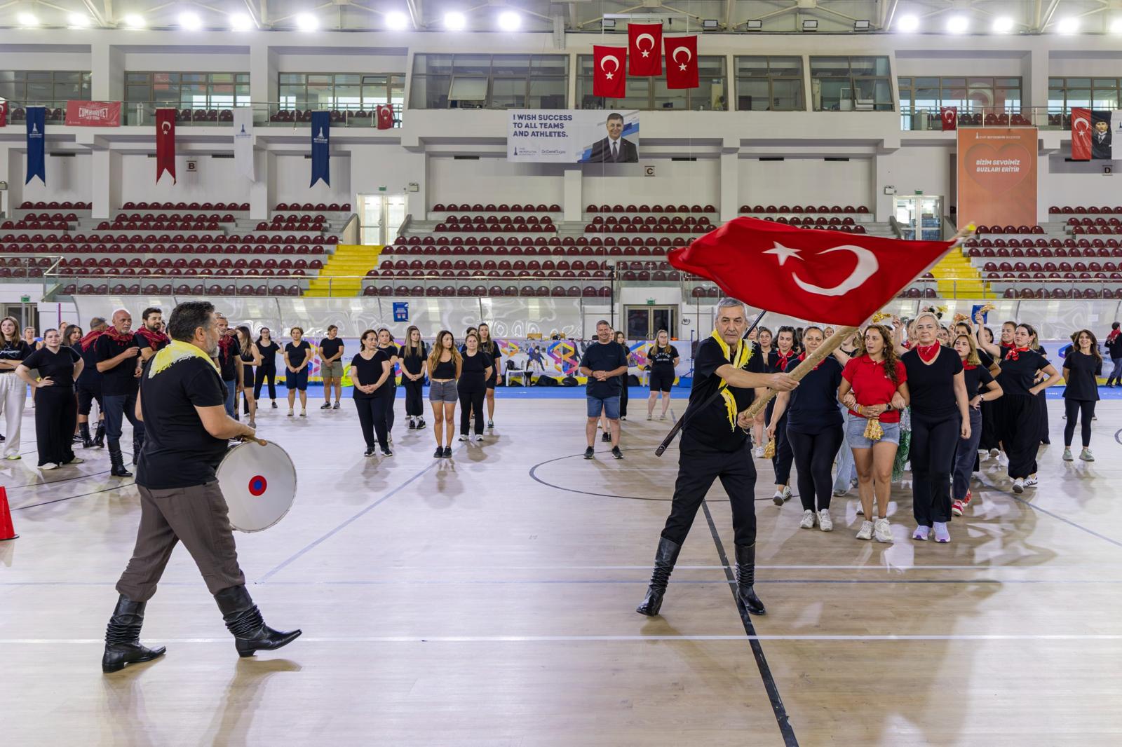 “İzmir’de zeybek bilmeyen kalmasın” çağrısı 500 kişilik topluluğa dönüştü