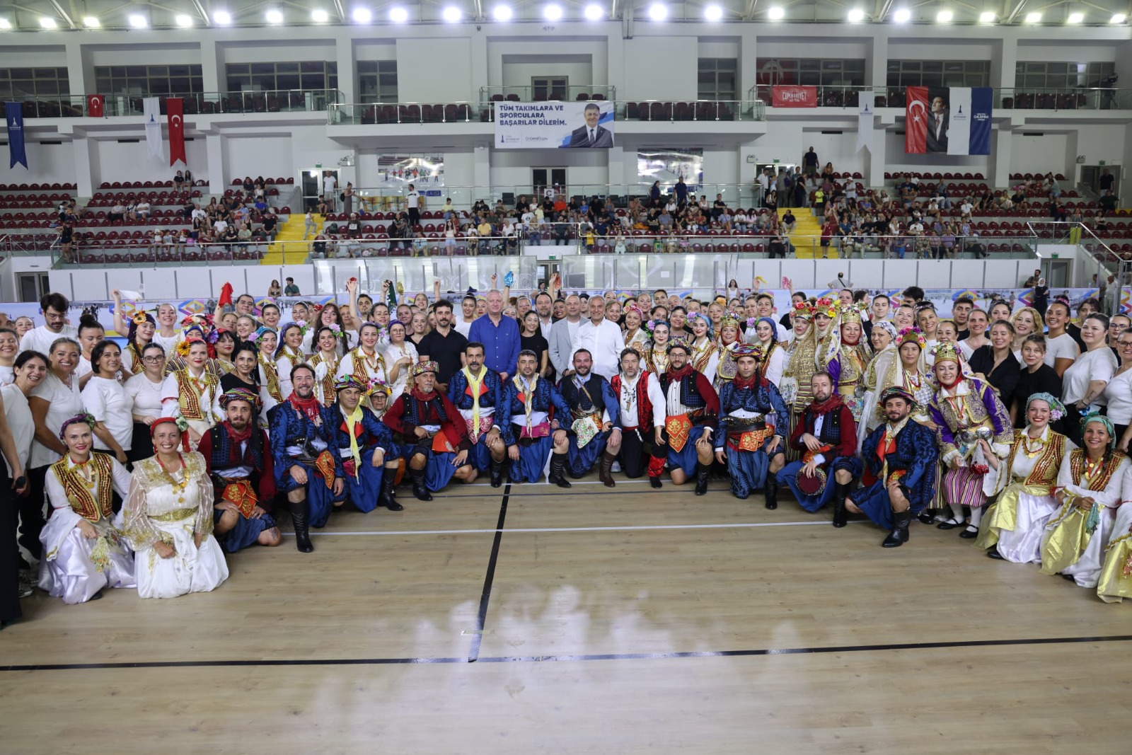 Büyükşehir’in Balkan dansları kursunda coşkulu final