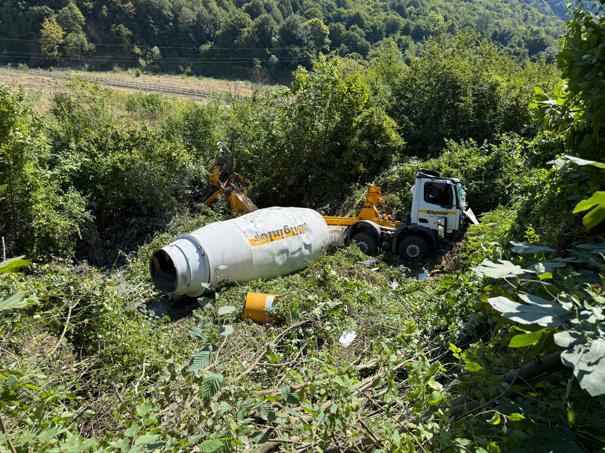 Kumluca Yolunda Mikser Şarampole Yuvarlandı: Sürücü Yaralandı