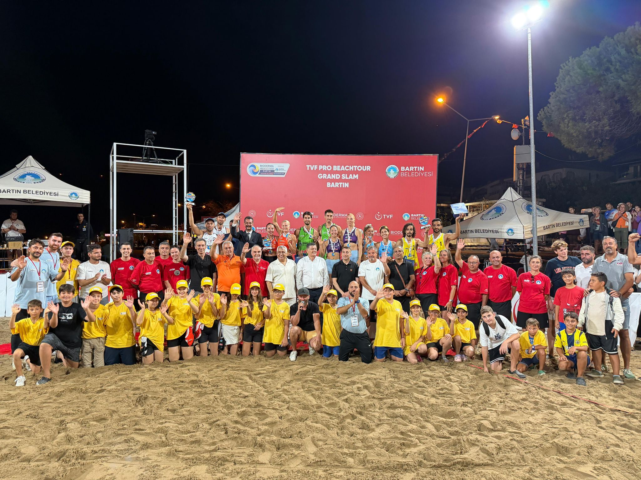 İNKUMU’NDA PLAJ VOLEYBOLU HEYECANI ŞAMPİYONLARLA SONA ERDİ