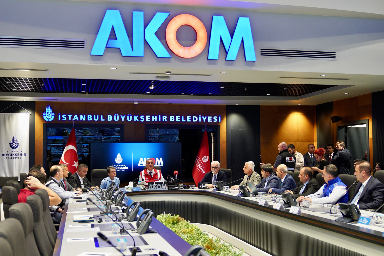 İBB BAŞKANVEKİLİ NURİ ASLAN YENİ EĞİTİM DÖNEMİ ÖNCESİ AKOM’U ZİYARET ETTİ