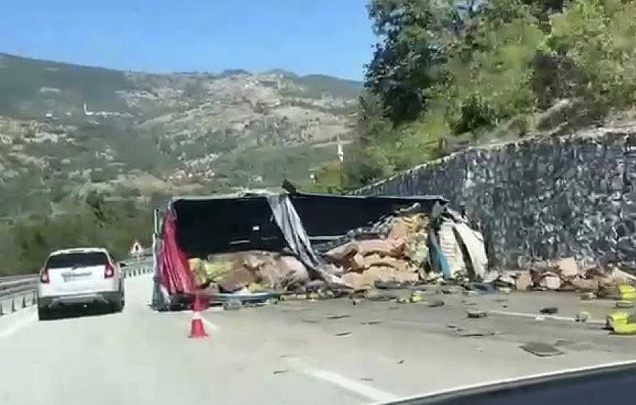 Devrek’te Feci Kaza: TIR İstinat Duvarına Çarptı, 1 Ölü, 1 Yaralı