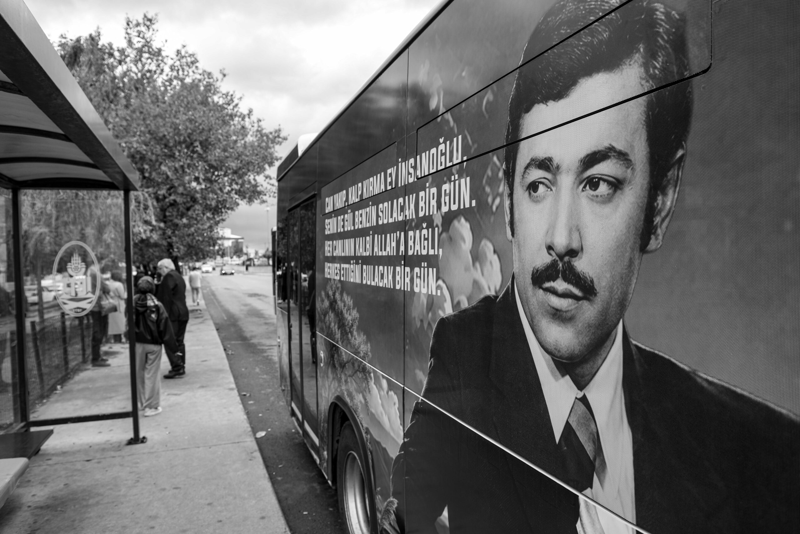 İSTANBUL YOLLARI’NDA NEŞET ERTAŞ’A SAYGI