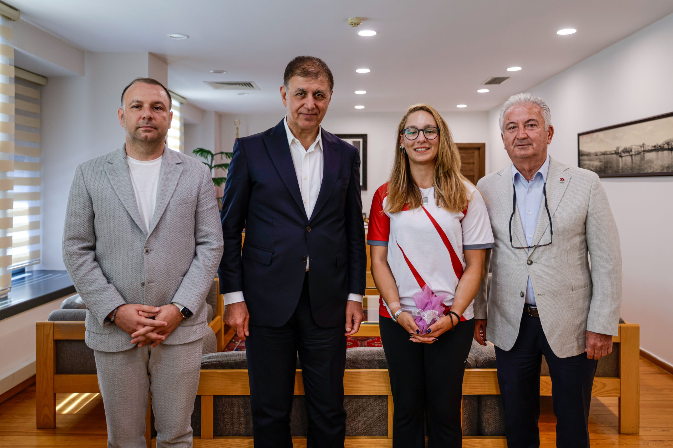 Başkan Tugay, şampiyon okçu Dünya Yenihayat’ı ağırladı