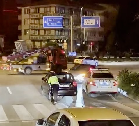 GÖLBUCAĞI IŞIKLARINDA POLİSTEN VATANDAŞA YARDIM ELİ