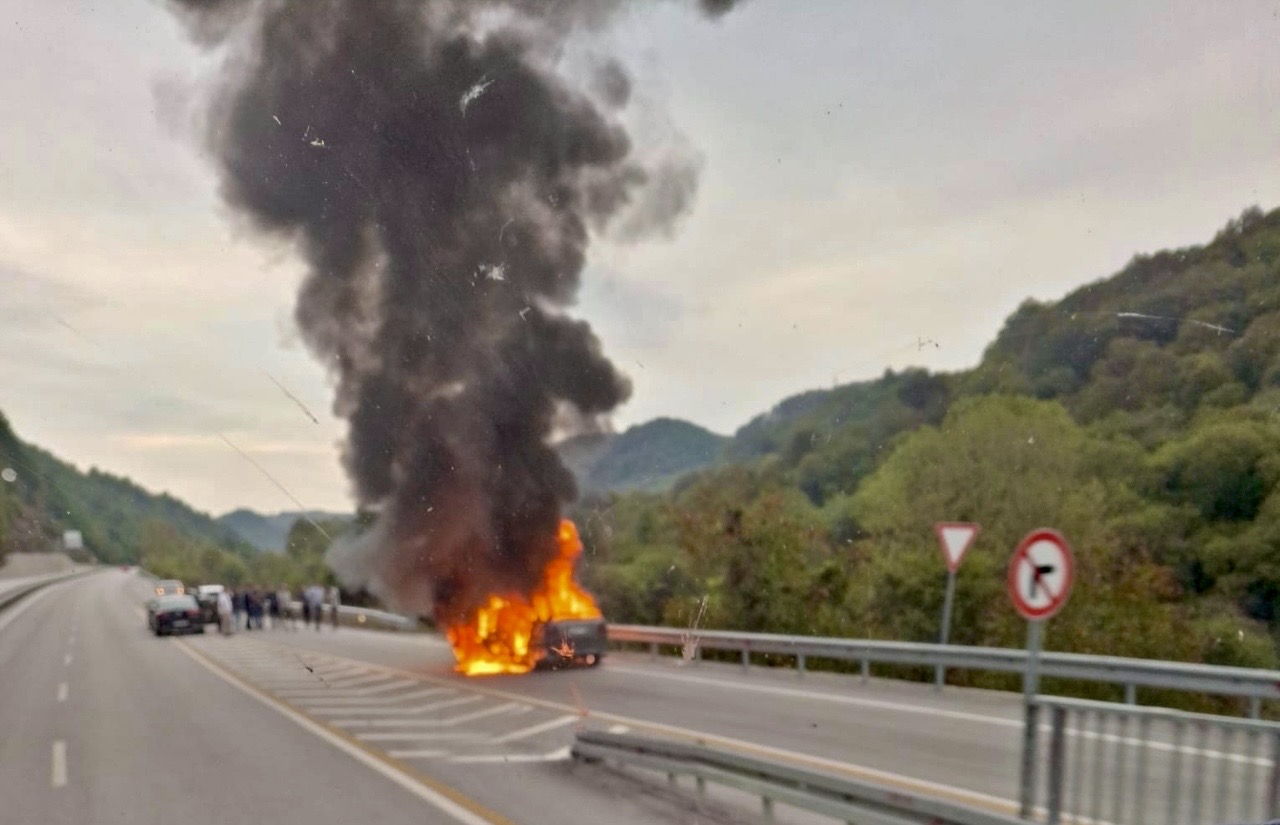 Bartın-Amasra Yolunda Korkutan Anlar! Seyir Halindeki Otomobil Küle Döndü