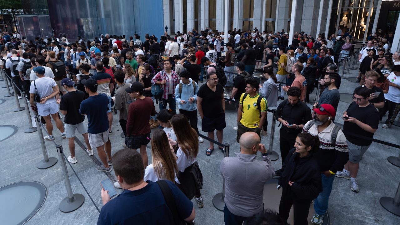 iPhone 18 Pro Çılgınlığı Fifth Avenue’yi Doldurdu