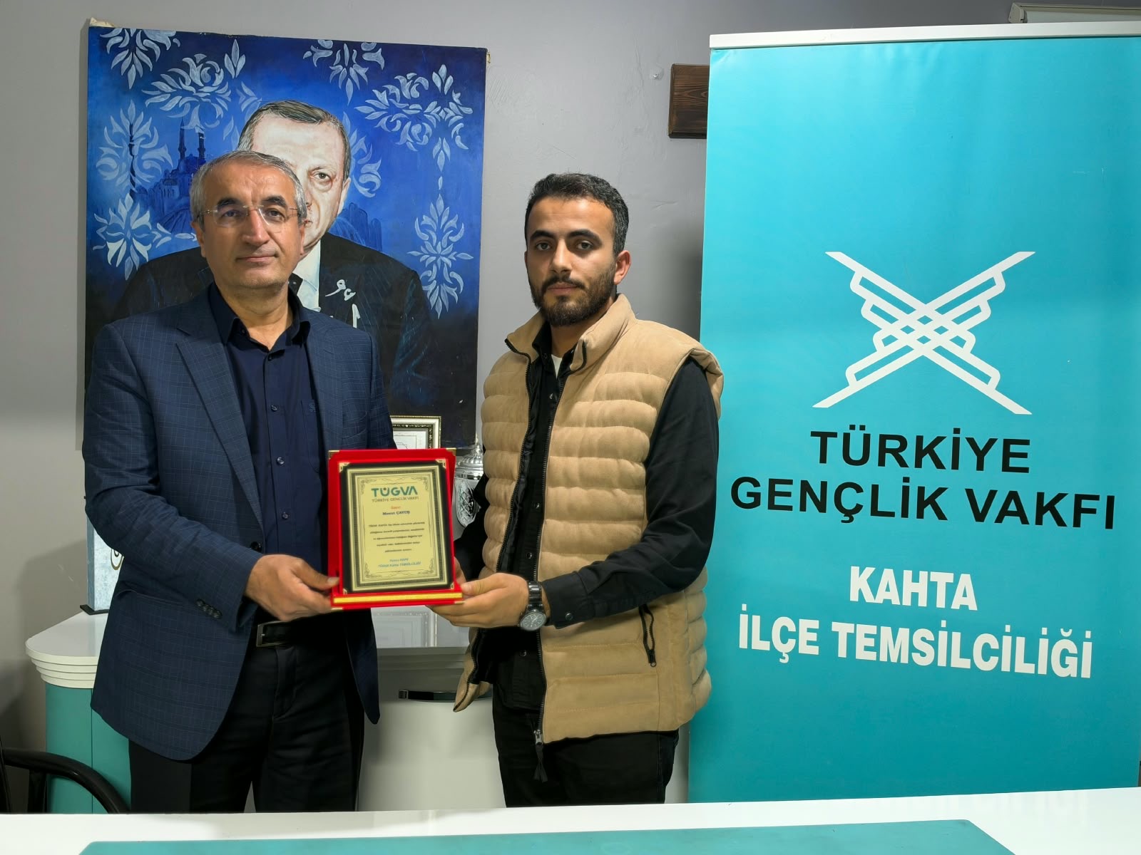 KAHTA’DA MESUT ÇAVUŞ’A ANLAMLI BAŞARI PLAKETİ