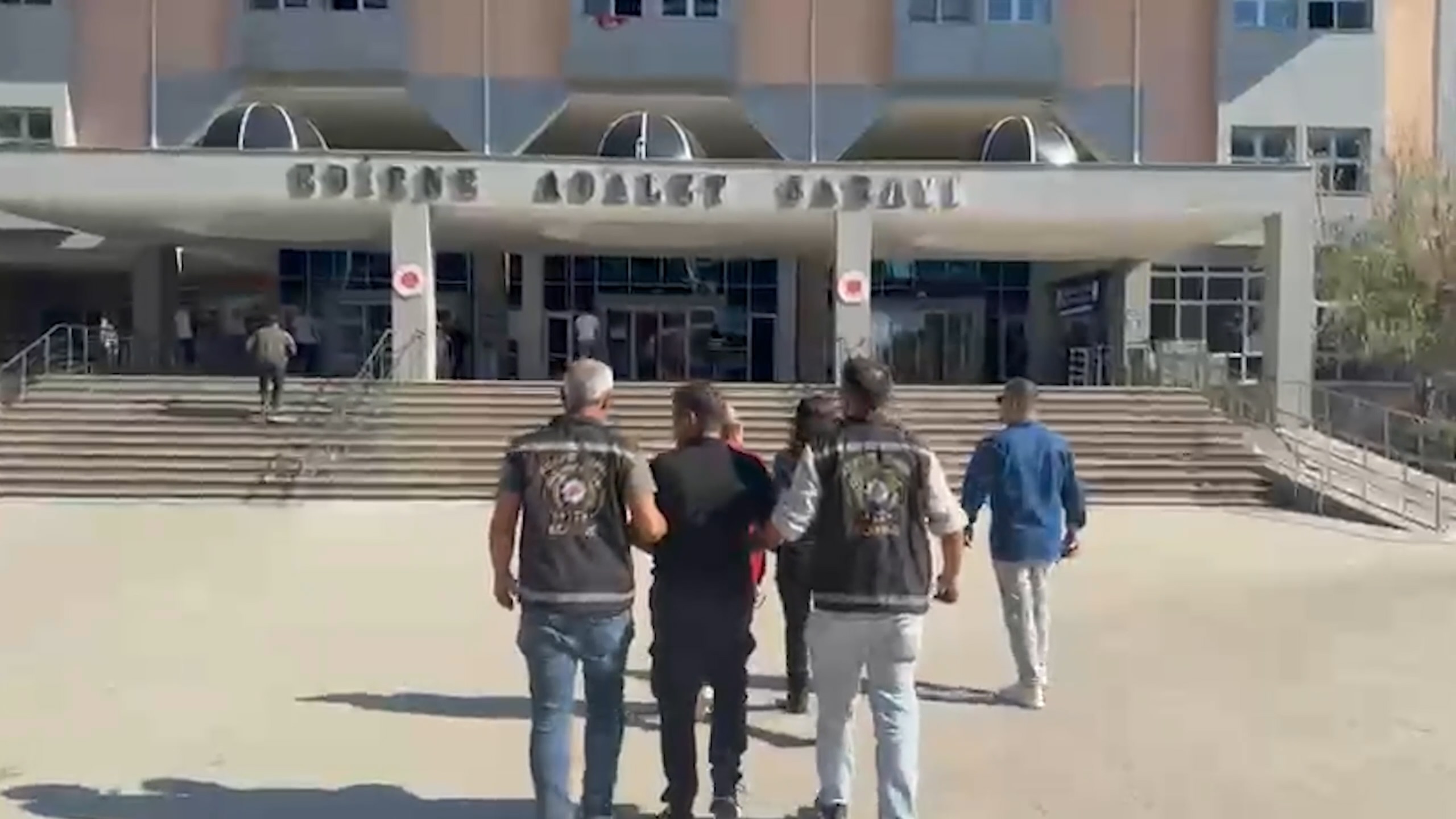 Türkiye Geneli Operasyonda 912 Aranan Şahıs Yakalandı