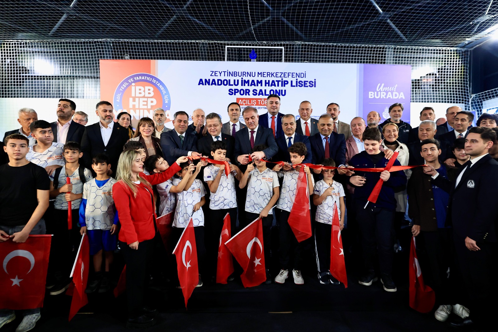 İBB’DEN EĞİTİME BİR YATIRIM DAHA: ZEYTİNBURNU MERKEZEFENDİ ANADOLU İMAM HATİP LİSESİ SPOR SALONU AÇILDI