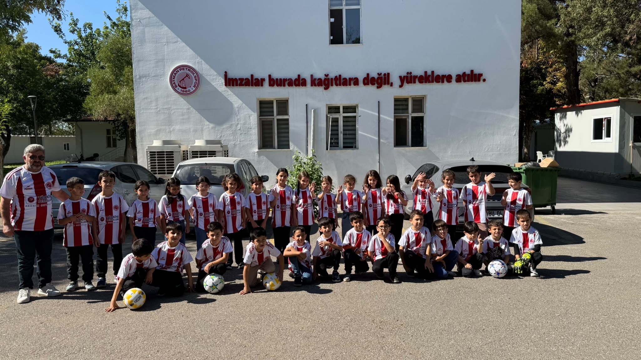 ATATÜRK İLKOKULU’NDA PETROLSPOR COŞKUSU!