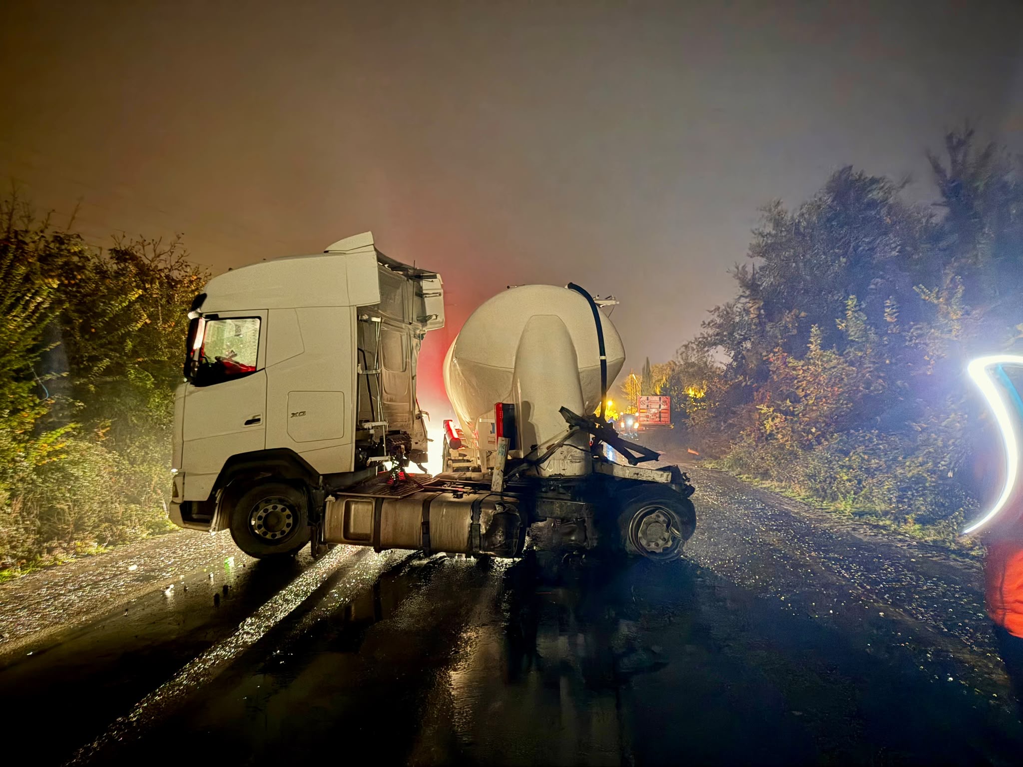 Bartın-Kozcağız Yolunda Silobas, Park Halindeki TIR’a Çarptı