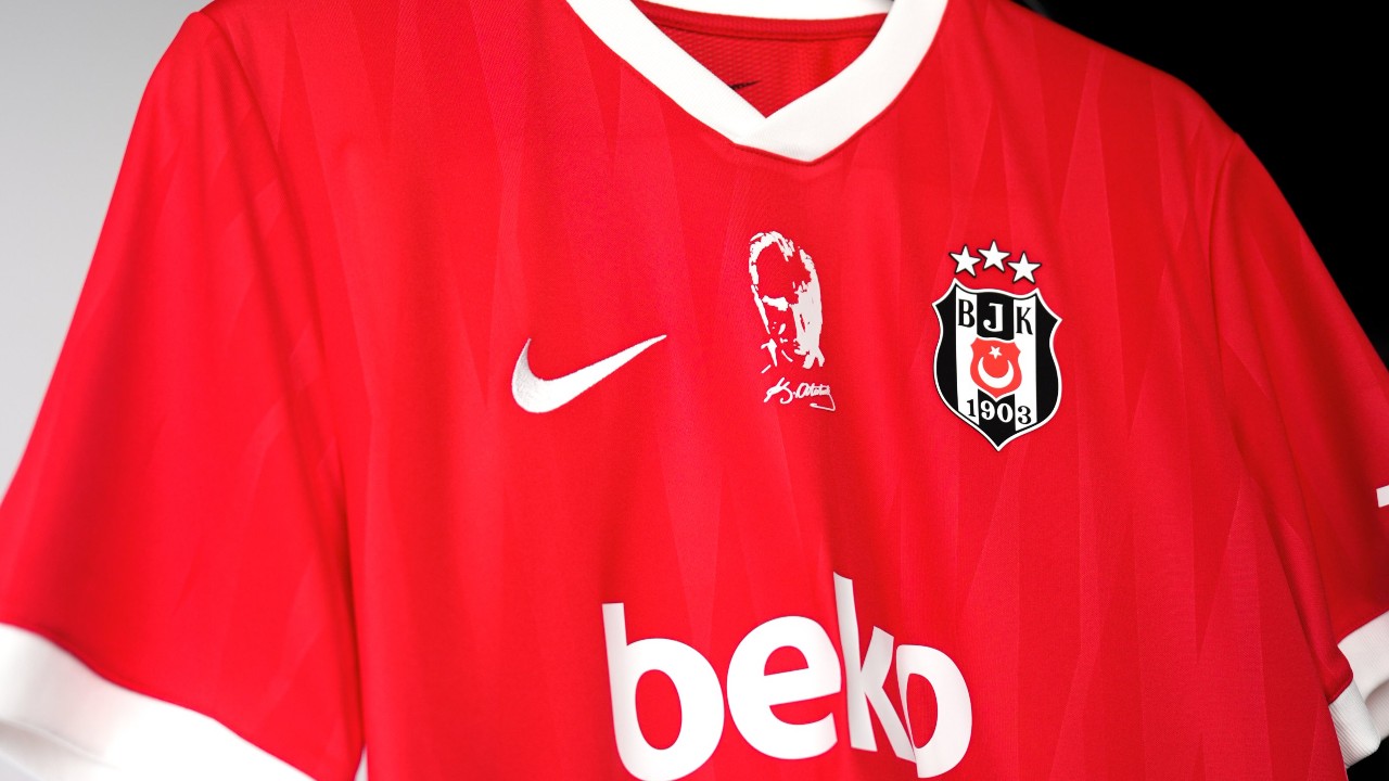 Beşiktaş Atatürk Silüetli Kırmızı Formayla Sahaya Çıkacak