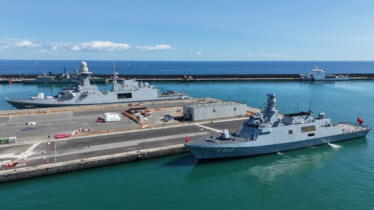 TCG Burgazada Katanya Limanını Ziyaret Etti