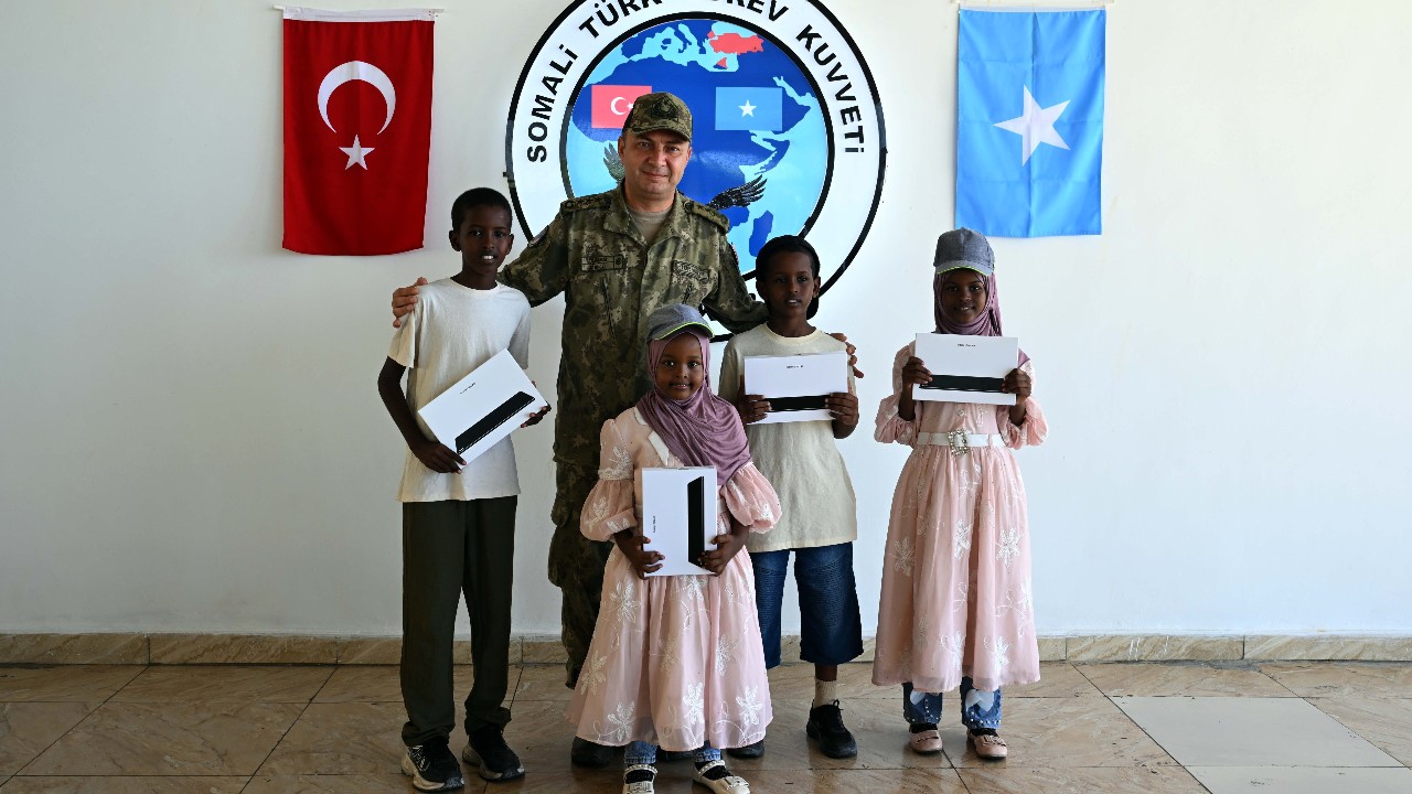 Somali’de Türk Görev Kuvvetinden Çocuklara Yardım