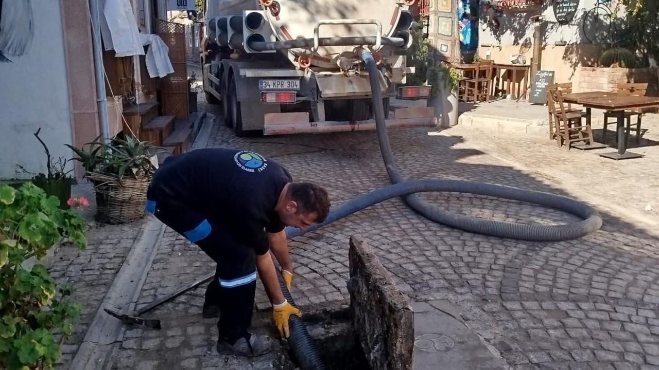 Ayvalık ve Cunda’da Kanalizasyon Temizliği Sürüyor