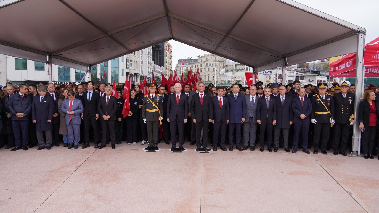 Taksim’de Cumhuriyet’in 103. Yılı Çelenk Töreniyle Kutlandı