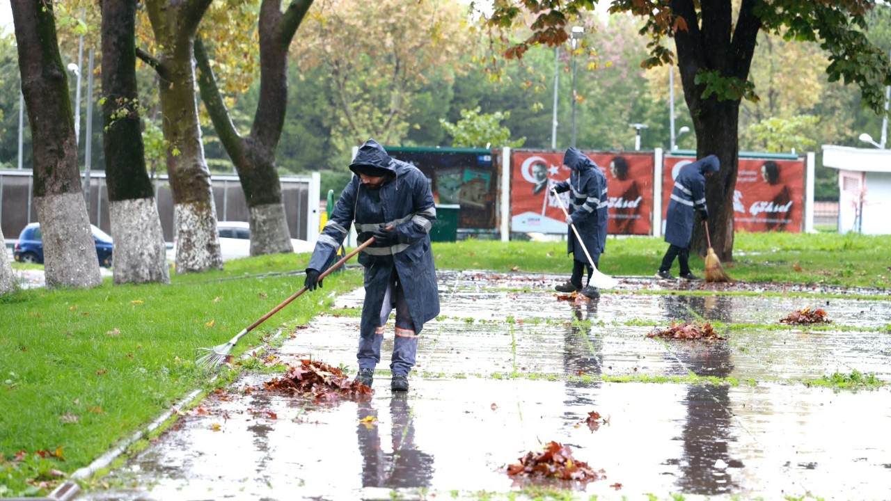 Osmangazi’de Parklar Sonbahar Yapraklarından Temizleniyor