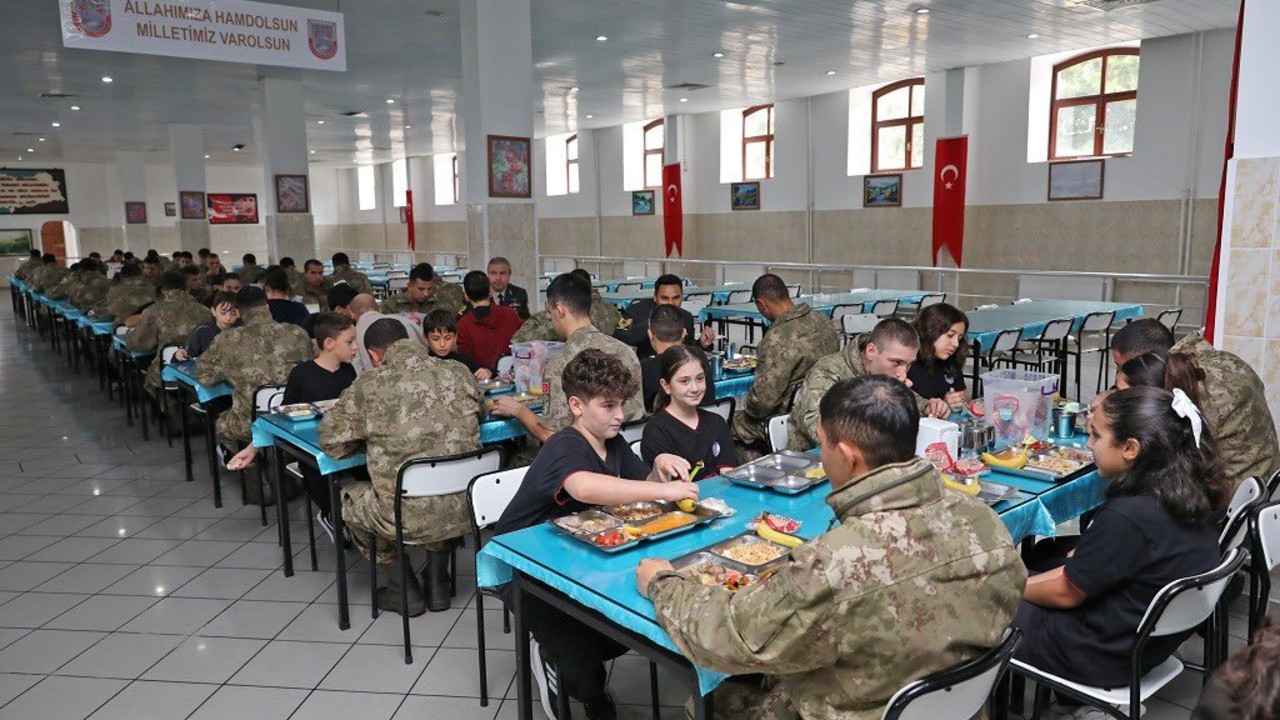 Öğrenciler Kışlalarda Mehmetçikle Bir Gün Geçirdi