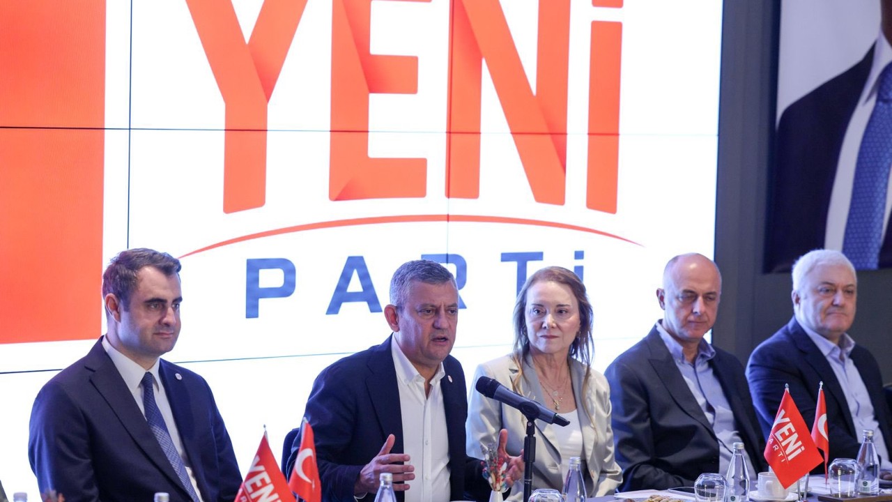 Özgür Özel, İzmir Teşkilatıyla Toplantıda Bir Araya Geldi