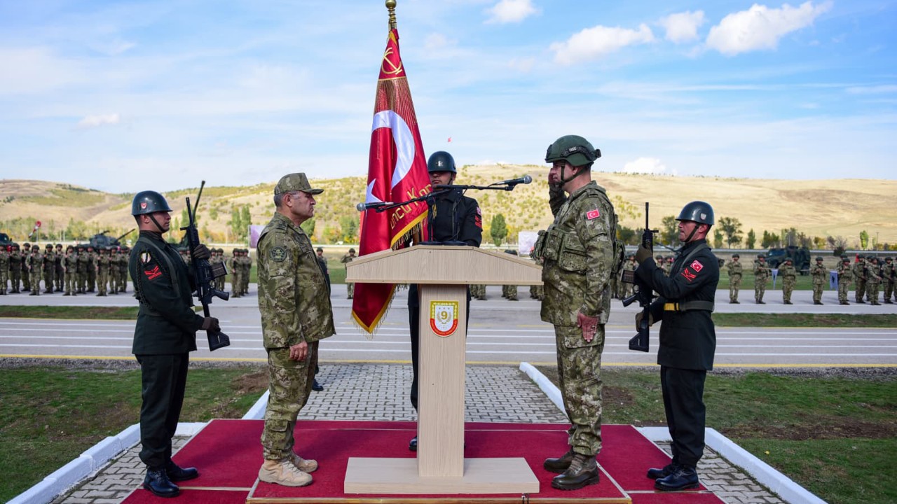 Orgeneral Tokel, Oltu’da Sancağı Teslim Etti