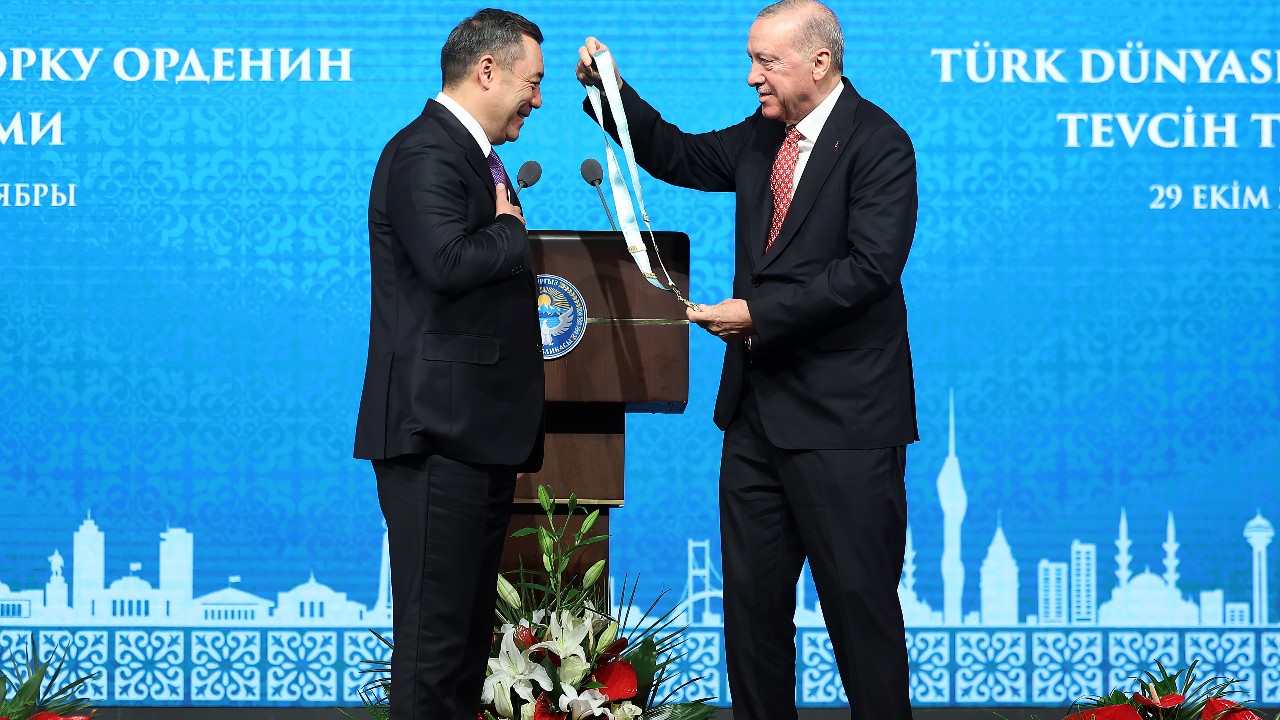 Kırgızistan Cumhurbaşkanı Caparov’a Türk Dünyası Ali Nişanı Verildi