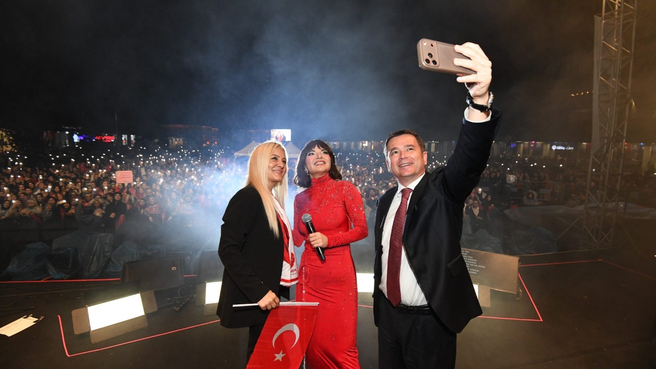 Osmangazi’de Cumhuriyet Etkinliklerinde Göksel Sahne Aldı