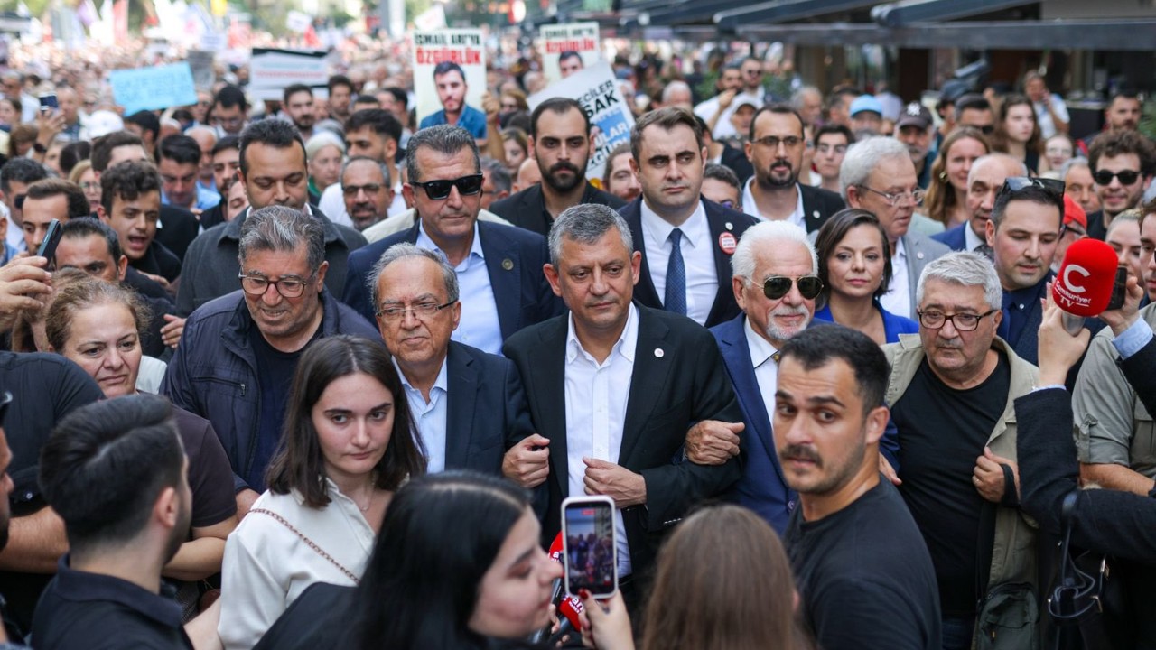 Özgür Özel, İzmir’de Basın Örgütlerinin Yürüyüşüne Katıldı