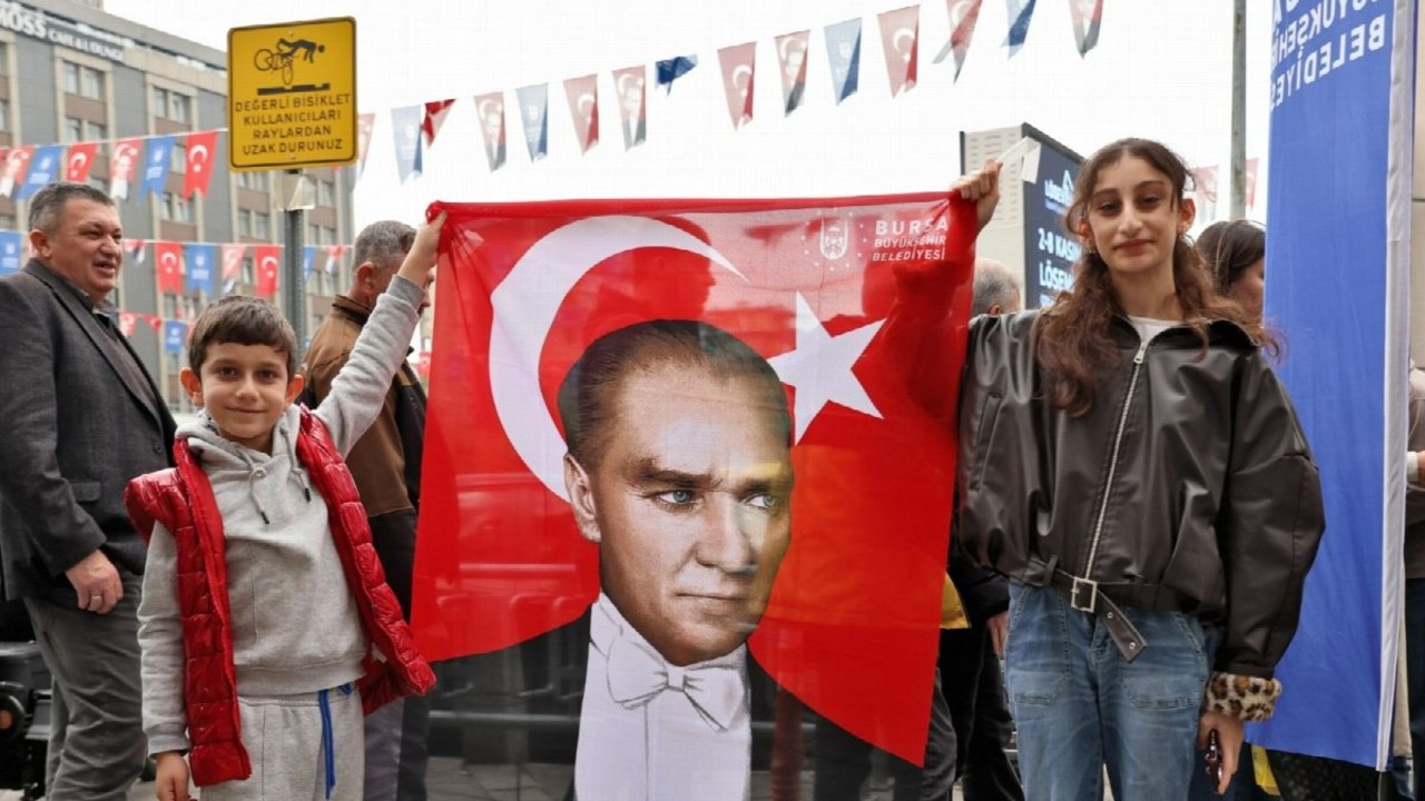 Bursa’da Cumhuriyet Bayramı İçin ‘Ata Posteri’ Dağıtıldı