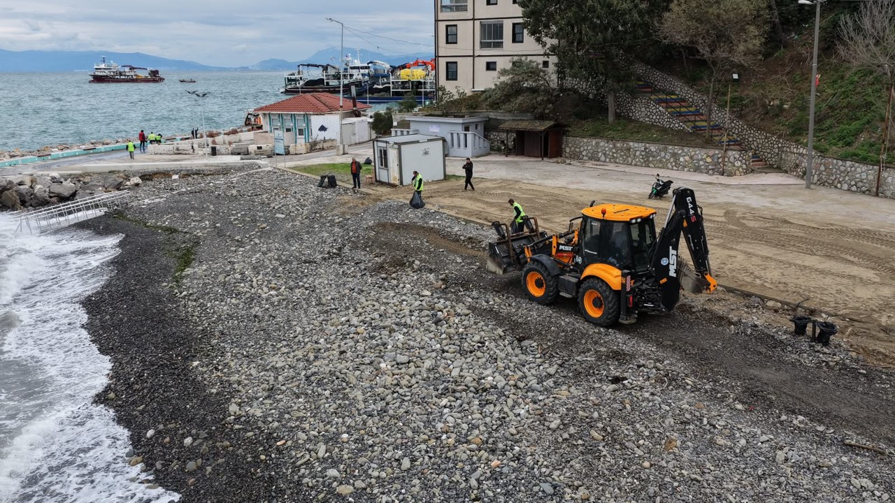 Bursa’da Yağış Sonrası Sahillerde Temizlik Çalışması