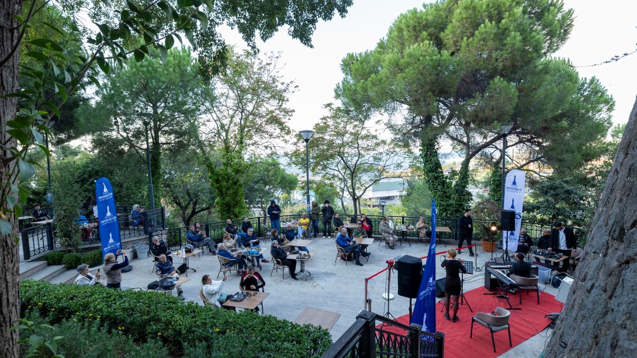 İzmir’de Şato Kütüphanesi’nde Müzik Dinletisi Düzenlendi