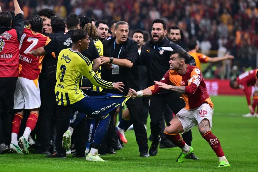 Galatasaray-Fenerbahçe Derbisinde 2 Oyuncu Sevk Edildi