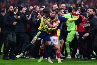 Galatasaray-Fenerbahçe Derbisinde Kavga Çıktı