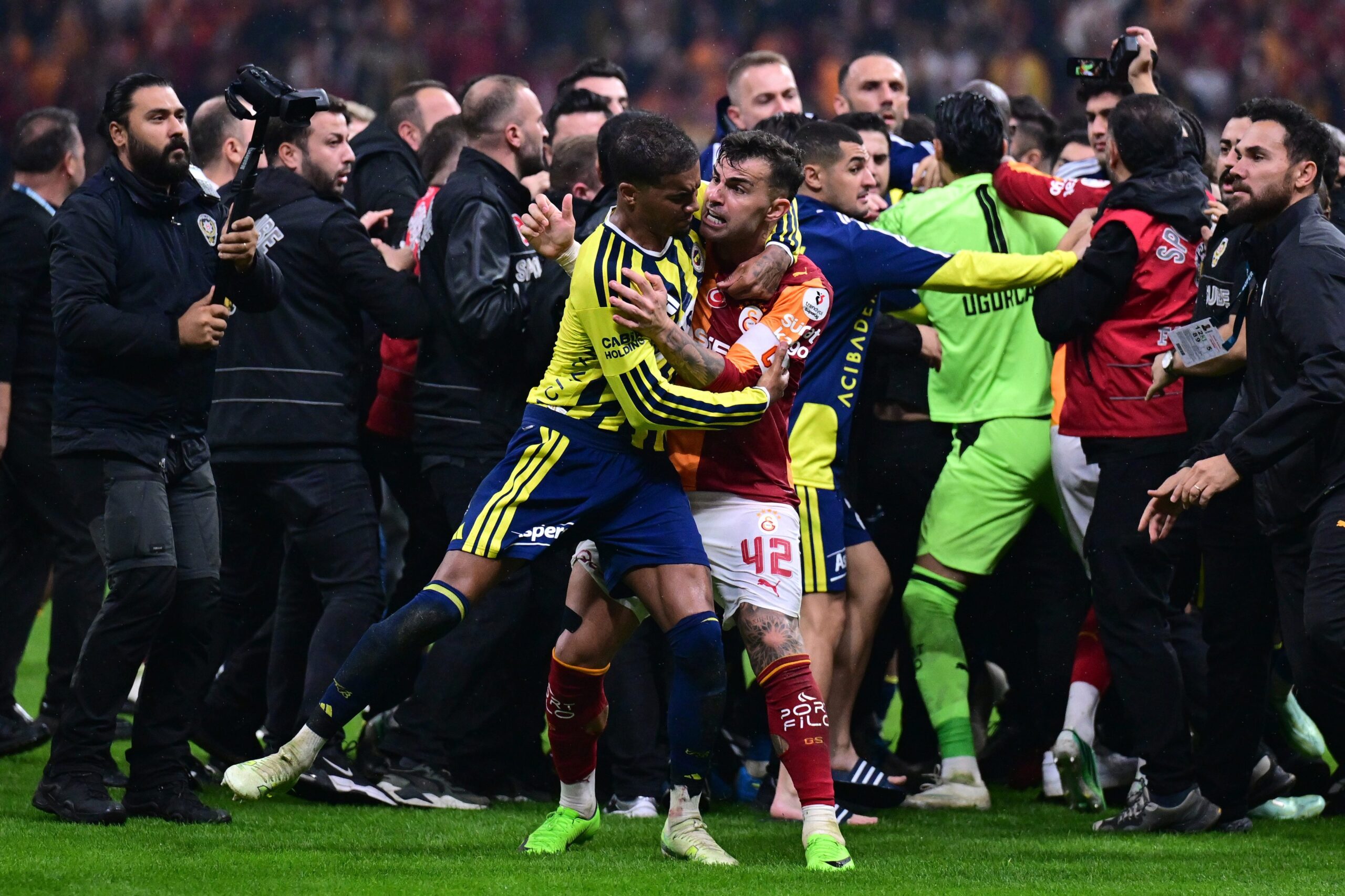 Galatasaray-Fenerbahçe Derbisinde Kavga Çıktı