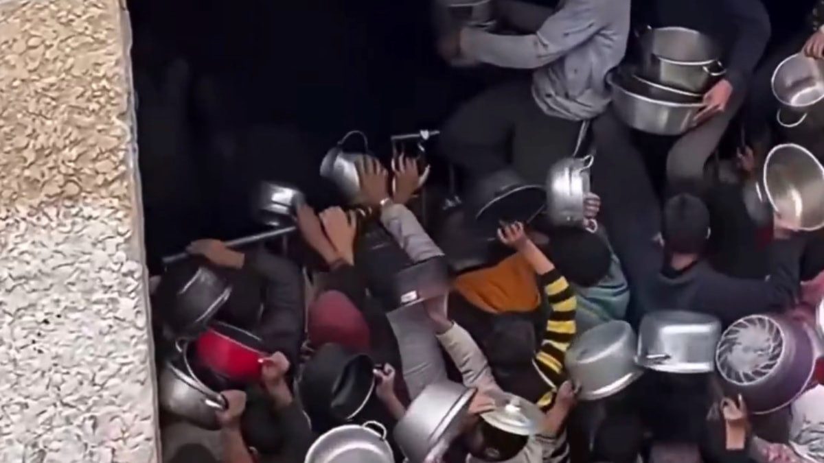 Nuseyrat Kampında Sıcak Yemek Dağıtımında Yoğunluk Oluştu